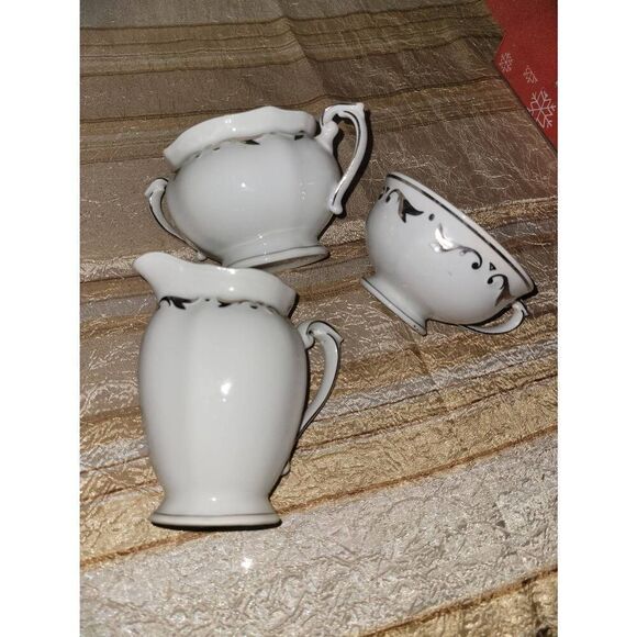 3 Elegant vintage classy gold trim tea cups - Picture 3 of 6